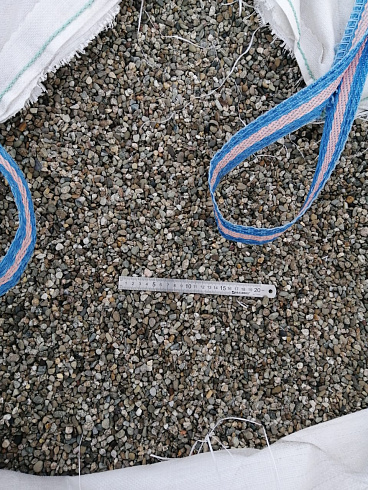 Kamenclub.ru: Галька речная окат (серая) фр.3-5 мм купить  в Московской области галька речная серая бежевый темно-серый окатанный речной камень округлый 9500 руб/т   фото КАМЕНЬ КЛУБ