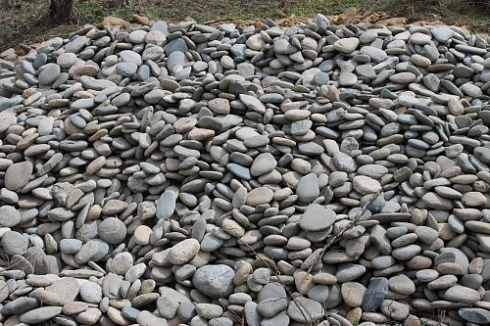 Kamenclub.ru: Галька речная плоская (ассорти) фр. 100-200-300 мм. купить  в Московской области галька плоская разноцветная серый белый темно-серый синий речная галька ландшафтная 8000 руб/т   фото КАМЕНЬ КЛУБ