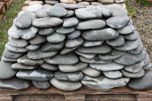 Kamenclub.ru: Галька речная плоская (темно-серая) фр. 100-200-300 мм. купить  в Московской области галька речная плоская темно-серый, серый, синий речной галечник плоский 9000 руб/т   фото КАМЕНЬ КЛУБ