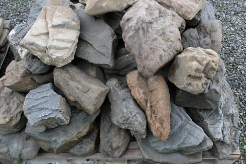 Kamenclub.ru: Песчаник декоративный ландшафтный (фр. 300-500 мм)  купить в Московской области песчаник желтый рыжий серый зеленый валун речной окатанный природный песчаника 4 500 руб/т   фото КАМЕНЬ КЛУБ