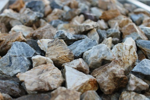 Kamenclub.ru: Мраморная крошка (щебень крошка медовый) фр. 20-40 мм.  купить в Московской области мрамор бежевый рыжий желтый ландшафтная мраморная крошка 12000 руб/т   фото КАМЕНЬ КЛУБ