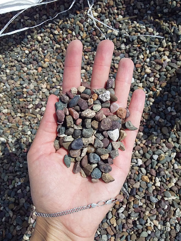 Kamenclub.ru: Галька речная окат цветная фр.5-10 мм. купить  в Московской области галька речная белый, серый, красноватый, синий, темно-серый речная окатанная галька декоративная 6800 руб/т   фото КАМЕНЬ КЛУБ