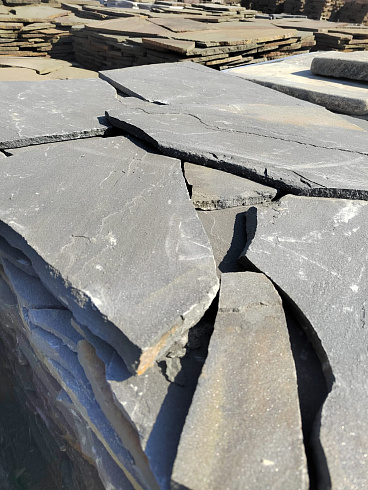 Kamenclub.ru: Песчаник пластушка светло-серый (3,0 см)  купить в Московской области песчаник светло-серый, серый песчаник рваный ландшафтный колотый 13800 руб/м3   фото КАМЕНЬ КЛУБ