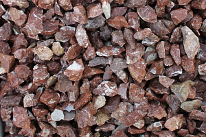 Kamenclub.ru: Мраморная крошка (щебень крошка розовый) фр. 40-70 мм.  купить в Московской области мрамр розовый, красный мраморный декоративный 11000 руб/т   фото КАМЕНЬ КЛУБ