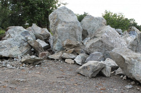 Kamenclub.ru: Змеевик скальник фр. 500-1500 мм.  купить в Московской области змеевик зеленый серый черный глыба скальная колотая 7500 руб/т   фото КАМЕНЬ КЛУБ