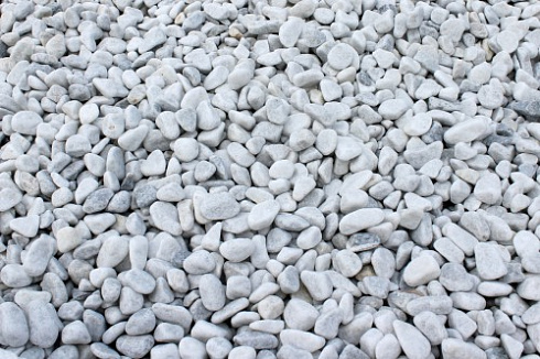Kamenclub.ru: Щебень галтованный белый (мрамор) фр.5-10 мм.  купить в Московской области мрамор белый, айвори, молочный каменная мраморная декоративная ландшафтная крошка 17000 руб/т   фото КАМЕНЬ КЛУБ