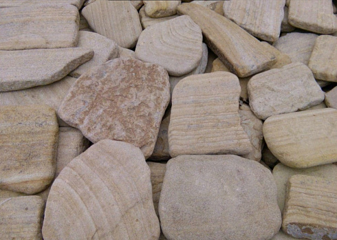 Kamenclub.ru: Песчаник пластушка галтованный желтый с рисунком (3 см)  купить в Московской области плитняк - пластушка желтый песчаник 21000 руб/м3   фото КАМЕНЬ КЛУБ