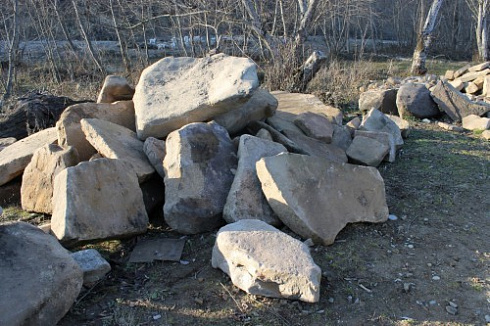 Kamenclub.ru: Песчаник плиты - плахи - пошаговые дорожки (фр. 70-150 мм)  купить в Московской области песчаник серый бежевый желтый зеленый колотый песчаник строительный 6500 руб/т   фото КАМЕНЬ КЛУБ