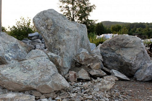 Kamenclub.ru: Змеевик скальник фр. 500-1500 мм.  купить в Московской области змеевик зеленый серый черный глыба скальная колотая 7500 руб/т   фото КАМЕНЬ КЛУБ