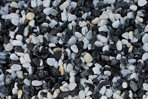 Kamenclub.ru: Мраморная крошка (щебень галтованный микс:белый-черный) фр.10-20 мм.  купить в Московской области мрамор белый, черный окатанные округлые декоративные ландшафтные камни щебня 15500 руб/т   фото КАМЕНЬ КЛУБ