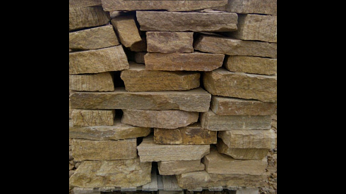 Kamenclub.ru: Песчаник пластушка желтый с рисунком (4-6 см)  купить в Московской области плитняк пластушка желтый с рисунком песчаник 9 000 руб/м3   фото КАМЕНЬ КЛУБ