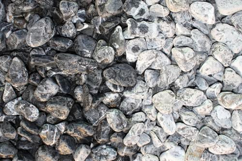 Kamenclub.ru: Щебень галтованный черный (мрамор) фр.20-40 мм.  купить в Московской области мрамор черный с белыми прожилками мрамор окатанный округлый 15000 руб/т   фото КАМЕНЬ КЛУБ