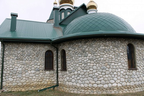 Kamenclub.ru: Галька речная плоская (бело-серая) фр. 100-200-300 мм. купить  в Московской области галька речная плоская серый, белый, бело-серый, серо-белый речная галька плоская  9000 руб/т   фото КАМЕНЬ КЛУБ