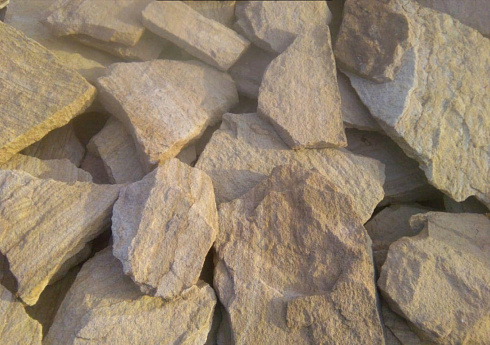 Kamenclub.ru: Песчаник пластушка "фонтанка" желтая (3,0 - 5,0 см)  купить в Московской области песчаник желтая, рыжий, желтый песчаник колотый рваный со сколом облицовочный 16200 руб/м3   фото КАМЕНЬ КЛУБ