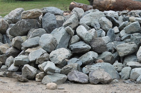 Kamenclub.ru: Гранит скальник (серо-зеленый) фр. 100-500 мм.  купить в Московской области гранит зеленый, серый, салатовый крупный ландшафтный валун 6 000 руб/т   фото КАМЕНЬ КЛУБ