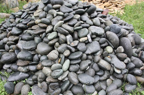Kamenclub.ru: Темно-серый валунчик фр.100-300 мм.  купить в Московской области крупный природный камень серый, темно-серый, светло-серый речная галька большого размера окатанная 4500 руб/т   фото КАМЕНЬ КЛУБ