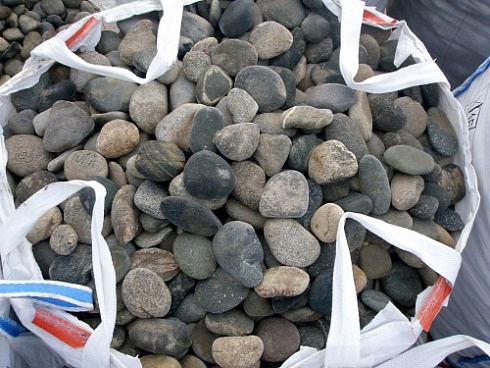 Kamenclub.ru: Галька речная плоская (ассорти) фр. 70-150 мм. купить  в Московской области галька галечник серый белый темно-серый синий светло-серый плоская природная галька  9000 руб/т   фото КАМЕНЬ КЛУБ
