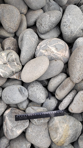 Kamenclub.ru: Галька речная окат (темно-серая) фр. 70-150 мм. купить  в Московской области галька речная темно-серая, синяя, серая речная галька округлая  8000 руб/т   фото КАМЕНЬ КЛУБ