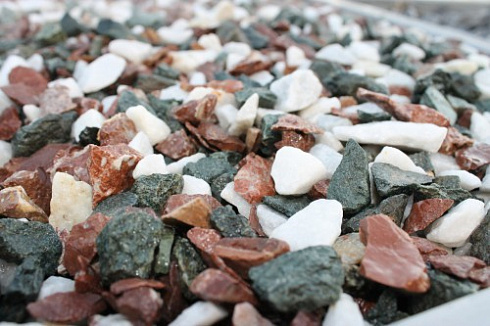 Kamenclub.ru: Мраморная крошка (щебень крошка микс: белый-зеленый-розовый) фр. 10-20 мм.  купить в Московской области мрамор белый, зеленый, розовый декоративный ландшафтный колотый щебень 12000 руб/т   фото КАМЕНЬ КЛУБ