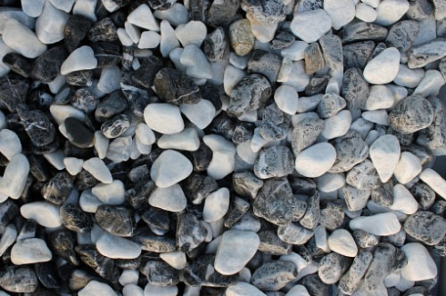 Kamenclub.ru: Мраморная крошка (щебень галтованный микс:: белый-черный) фр.20-40 мм  купить в Московской области мрамор белый, черный мраморный галтованный щебень 15500 руб/т   фото КАМЕНЬ КЛУБ