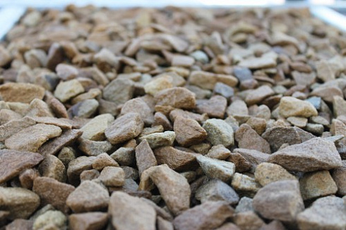 Kamenclub.ru: Щебень крошка желтый (песчаник) фр. 20-40 мм.  купить в Московской области песчаник бежевый рыжий каменная крошка песчаника 9500 руб/т   фото КАМЕНЬ КЛУБ