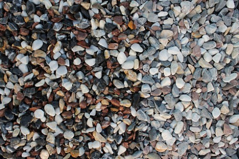 Kamenclub.ru: Мраморная крошка (щебень галтованный микс:белый-черный-розовый-медовый) фр.10-20 мм.  купить в Московской области мрамор белый, медовый, черный, розовый мраморный декоративный ландшафтный окатанный округлый галтованный щебень 15500 руб/т   фото КАМЕНЬ КЛУБ