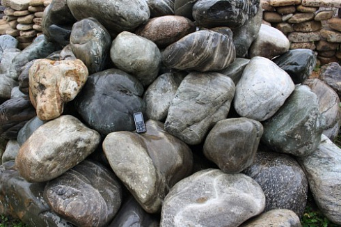 Kamenclub.ru: Речной валун Кабанчик фр.300-500 мм.  купить в Московской области крупный природный камень галька серый, темно-серый речной валун галечник масштабный 7000 руб/т   фото КАМЕНЬ КЛУБ