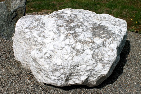 Kamenclub.ru: Мраморизированный известняк фр.500-1500 мм.  купить в Московской области    10000 руб/т   фото КАМЕНЬ КЛУБ