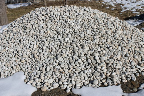 Kamenclub.ru: Галька речная окат (серо-белая) фр. 70-120 мм купить  в Московской области галька галечник бело-серая, серо-белая, серая, белая речная природная галька  8000 руб/т   фото КАМЕНЬ КЛУБ