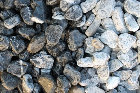 Kamenclub.ru: Щебень галтованный черный (мрамор) фр. 50-100 мм.  купить в Московской области мрамор черный с белыми прожилками щебень ландшафтный мраморный 15000 руб/т   фото КАМЕНЬ КЛУБ