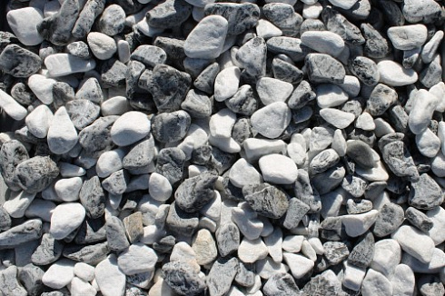 Kamenclub.ru: Мраморная крошка (щебень галтованный микс:: белый-черный) фр.20-40 мм  купить в Московской области мрамор белый, черный мраморный галтованный щебень 15500 руб/т   фото КАМЕНЬ КЛУБ