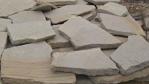 Kamenclub.ru: Песчаник пластушка светло-серый (2,0 см)  купить в Московской области плитняк- ластушка светло-серый, серый рваный ландшафтный плитняк колотый 13800 руб/м3   фото КАМЕНЬ КЛУБ