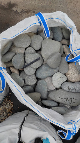 Kamenclub.ru: Галька речная плоская (темно-серая) фр. 70-150 мм. купить  в Московской области галечник природный темно-серый серый синий речная плоская природная окатанная  9000 руб/т   фото КАМЕНЬ КЛУБ