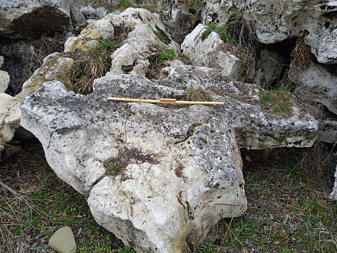 Kamenclub.ru: Выветренный известняк (степной) фр. 500-1500 мм.  купить в Московской области    10000 руб/т   фото КАМЕНЬ КЛУБ