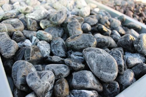 Kamenclub.ru: Щебень галтованный черный (мрамор) фр.20-40 мм.  купить в Московской области мрамор черный с белыми прожилками мрамор окатанный округлый 15000 руб/т   фото КАМЕНЬ КЛУБ