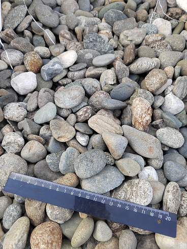 Kamenclub.ru: Галька речная окат (пестрая) фр. 20-40 мм. купить  в Московской области галька речная пестрая, серая, серые оттенки галька речная окатанная округлая 5000 руб/т   фото КАМЕНЬ КЛУБ