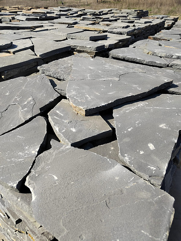 Kamenclub.ru: Песчаник пластушка светло-серый (2,0 см)  купить в Московской области плитняк- ластушка светло-серый, серый рваный ландшафтный плитняк колотый 13800 руб/м3   фото КАМЕНЬ КЛУБ