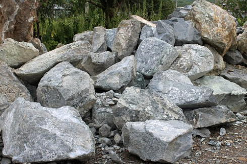 Kamenclub.ru: Змеевик скальник фр. 500-1500 мм.  купить в Московской области змеевик зеленый серый черный глыба скальная колотая 7500 руб/т   фото КАМЕНЬ КЛУБ