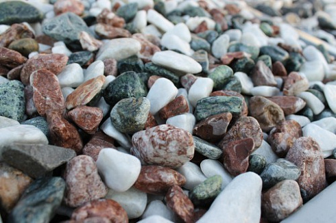 Kamenclub.ru: Мраморная крошка (щебень галтованный микс:белый-зеленый-розовый) фр.20-40 мм.  купить в Московской области мрамор белый, зеленый, розовый мрамор декоративный (галтовка) 15500 руб/т   фото КАМЕНЬ КЛУБ