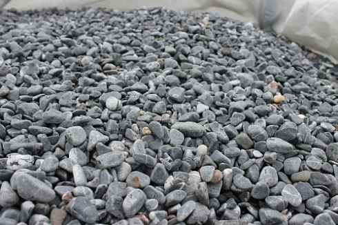 Kamenclub.ru: Щебень галтованный черный (мрамор) фр.10-20 мм.  купить в Московской области мрамор черный с белыми прожилками, черный, белый окатанный округлый ландшафтный декоративный щебень 15000 руб/т   фото КАМЕНЬ КЛУБ