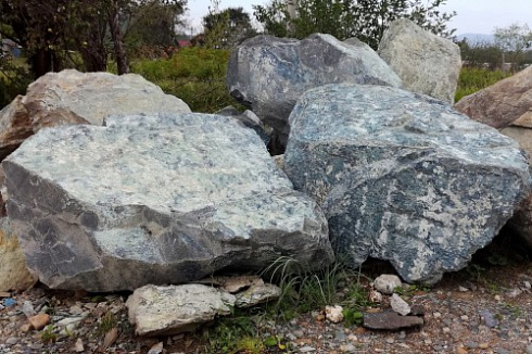 Kamenclub.ru: Змеевик скальник фр. 500-1500 мм.  купить в Московской области змеевик зеленый серый черный глыба скальная колотая 7500 руб/т   фото КАМЕНЬ КЛУБ