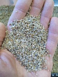 Кварцевый песок сухой фракцинированный фр. 1,6-4 мм.  купить в Московской области фото Камень Клуб