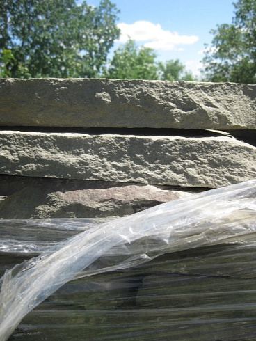 Kamenclub.ru: Песчаник пластушка серо-зеленый (4,0 см- 5,0 см)  купить в Московской области песчаник серо-зеленый, серый, зеленый песчаник рваный ландшафтный колотый 9000 руб/м3   фото КАМЕНЬ КЛУБ