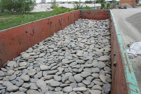 Kamenclub.ru: Галька речная плоская (серо-белая) фр. 70-120 мм. купить  в Московской области галька галечник речной серый, белый окатанная плоская  природная галька 9000 руб/т   фото КАМЕНЬ КЛУБ