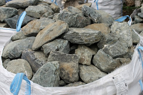 Kamenclub.ru: Гранит скальник (серо-зеленый) фр. 100-500 мм.  купить в Московской области гранит зеленый, серый, салатовый крупный ландшафтный валун 6 000 руб/т   фото КАМЕНЬ КЛУБ