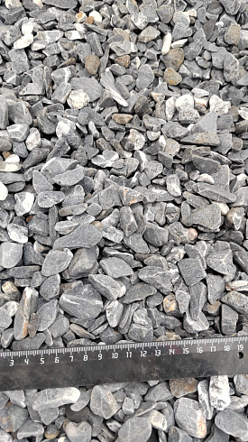 Kamenclub.ru: Щебень галтованный черный (мрамор) фр.10-20 мм.  купить в Московской области мрамор черный с белыми прожилками, черный, белый окатанный округлый ландшафтный декоративный щебень 15000 руб/т   фото КАМЕНЬ КЛУБ