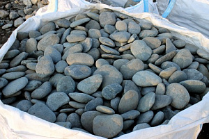 Kamenclub.ru: Галька речная плоская (темно-серая) фр. 100-200-300 мм. купить в Московской области галька речная плоская темно-серый, серый, синий речной галечник плоский 9000 руб/т   фото КАМЕНЬ КЛУБ