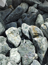 Галтованный жадеит (фр. 70-100 мм) фото Камень Клуб  купить в Московской области