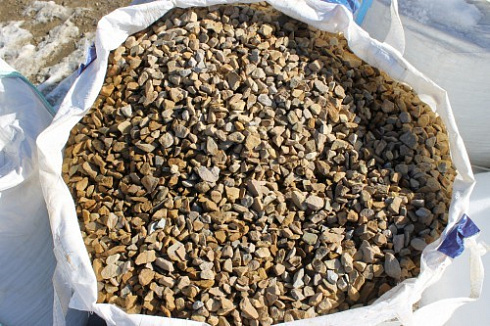 Kamenclub.ru: Щебень крошка желтый (песчаник) фр. 20-40 мм.  купить в Московской области песчаник бежевый рыжий каменная крошка песчаника 9500 руб/т   фото КАМЕНЬ КЛУБ