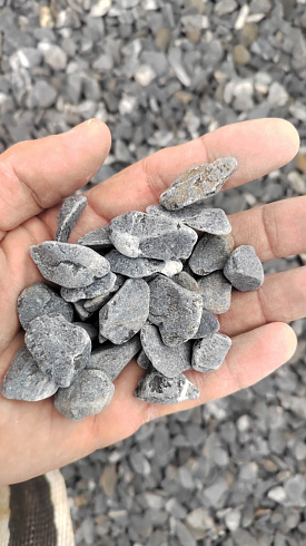 Kamenclub.ru: Щебень галтованный черный (мрамор) фр.10-20 мм.  купить в Московской области мрамор черный с белыми прожилками, черный, белый окатанный округлый ландшафтный декоративный щебень 15000 руб/т   фото КАМЕНЬ КЛУБ